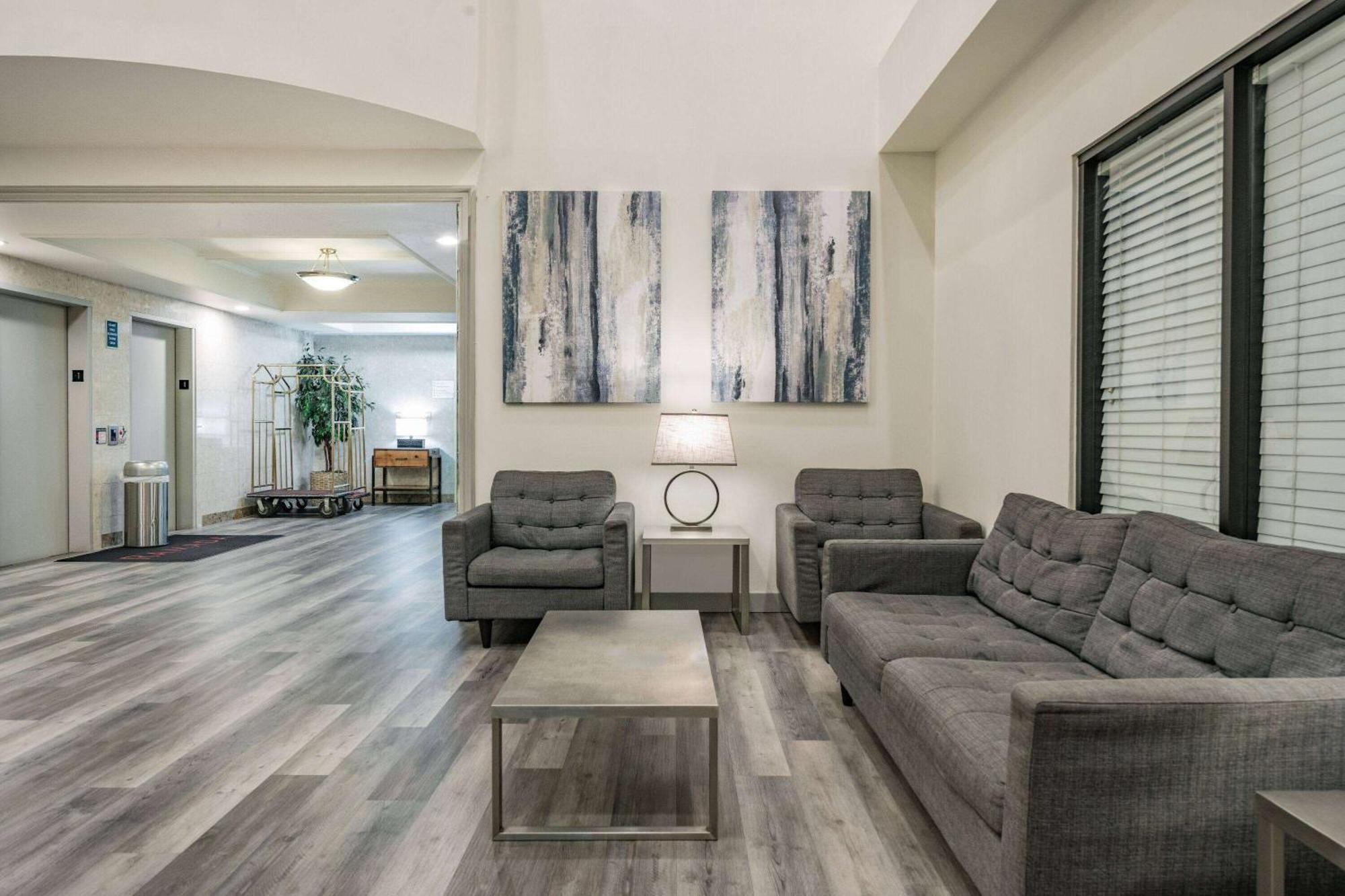 Ramada By Wyndham Bakersfield Otel Dış mekan fotoğraf