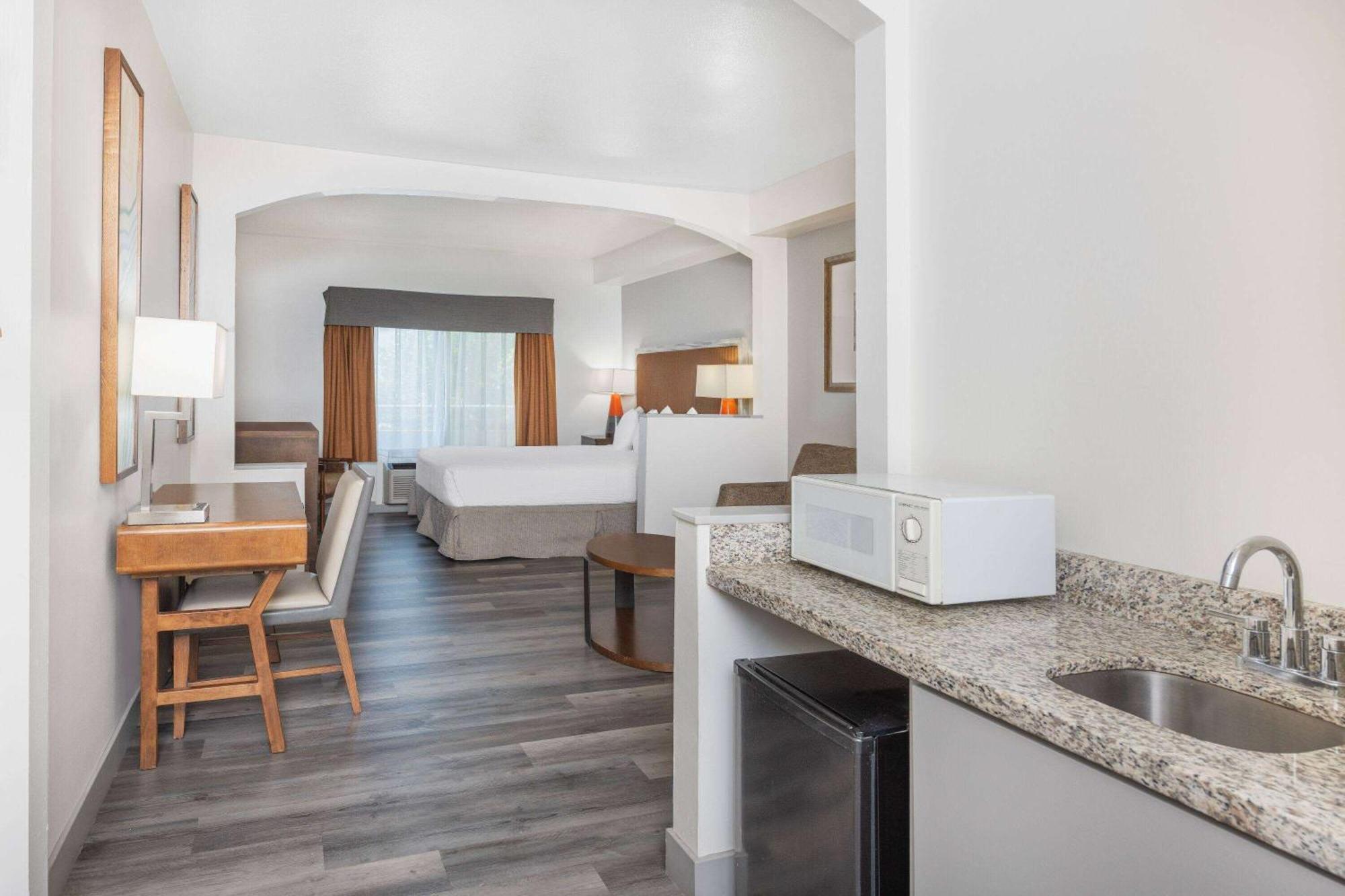 Ramada By Wyndham Bakersfield Otel Dış mekan fotoğraf