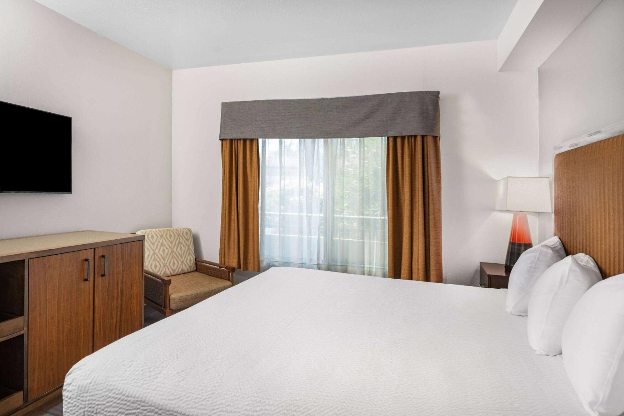 Ramada By Wyndham Bakersfield Otel Dış mekan fotoğraf