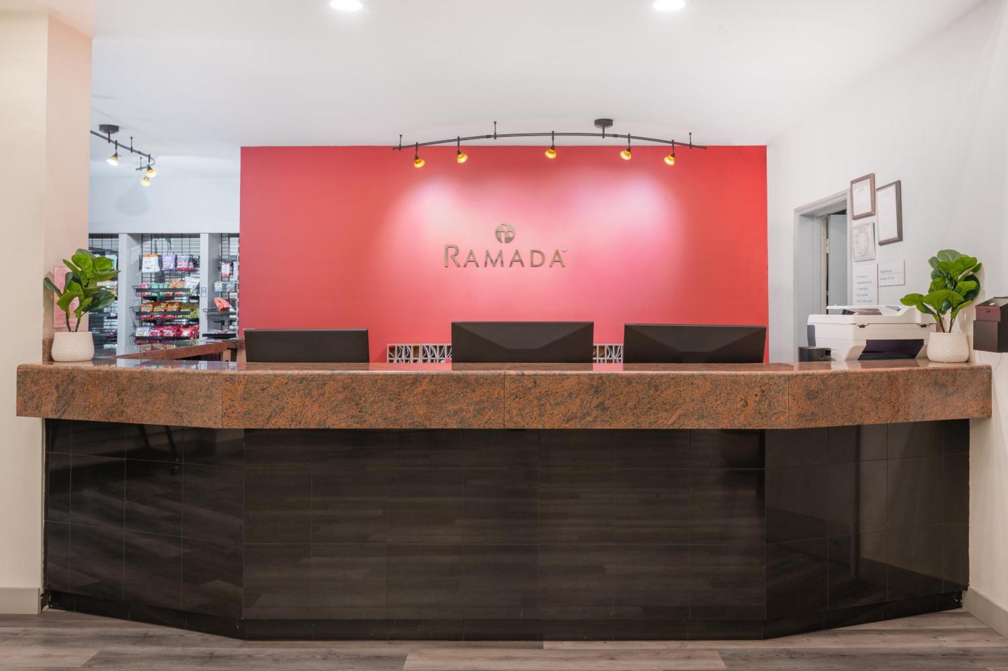 Ramada By Wyndham Bakersfield Otel Dış mekan fotoğraf