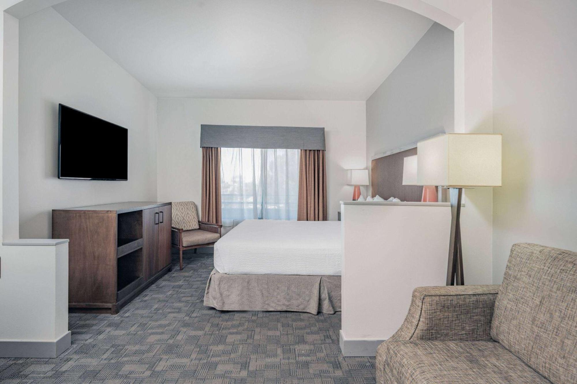 Ramada By Wyndham Bakersfield Otel Dış mekan fotoğraf