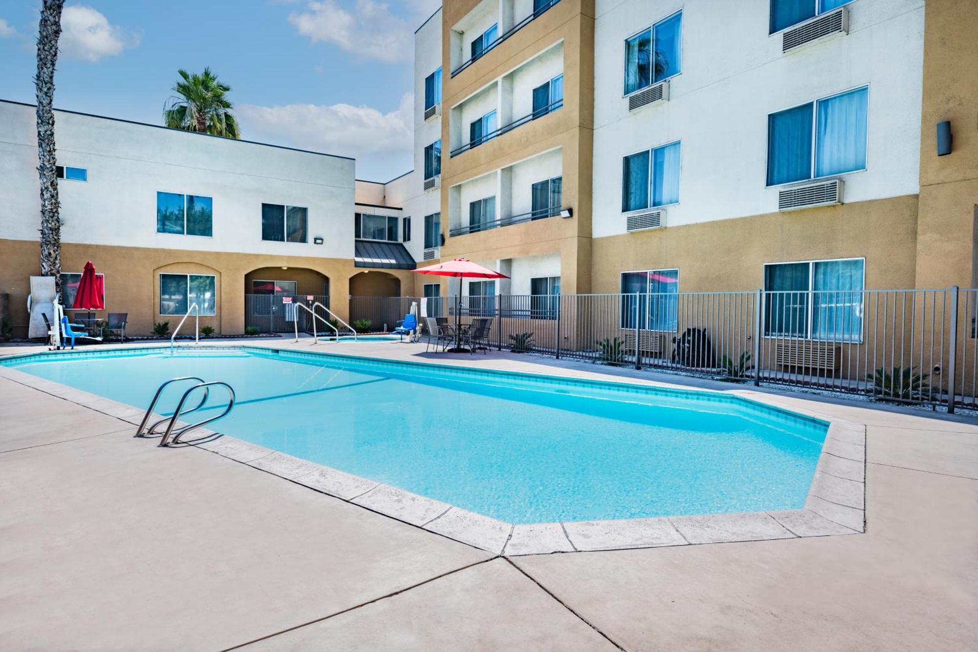 Ramada By Wyndham Bakersfield Otel Dış mekan fotoğraf